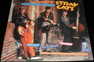 Stray Cats : (She's) Sexy + 17 (7", Single, Win)