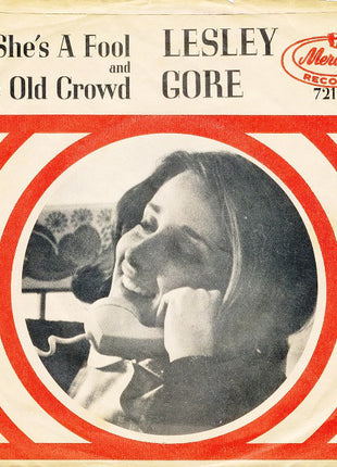 Lesley Gore : She's A Fool / The Old Crowd (7", Single, Styrene)