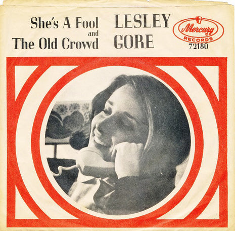 Lesley Gore : She's A Fool / The Old Crowd (7", Single, Styrene)