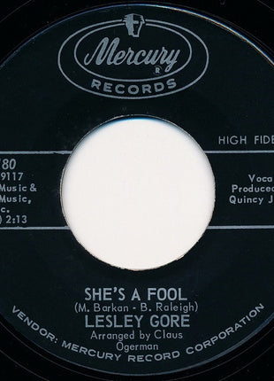 Lesley Gore : She's A Fool / The Old Crowd (7", Single, Styrene)